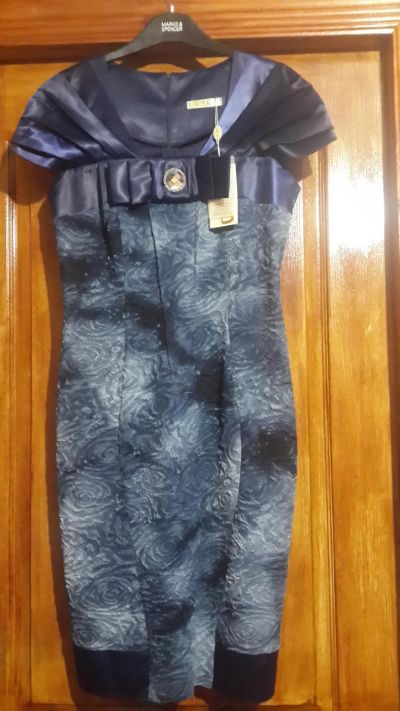 Лот: 6623375. Фото: 1. Платье с брошью новое 48. Платья