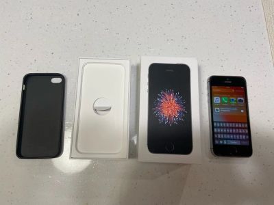 Лот: 16699697. Фото: 1. iPhone SE 64GB Space Gray. Смартфоны
