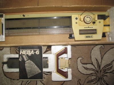 Лот: 3997660. Фото: 1. Вязальная машина Нева 6. Швейный и вязальный инструмент