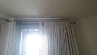 Лот: 8360935. Фото: 1. Гардины, деревянный карниз. Карнизы и аксессуары для штор