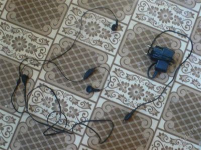 Лот: 2152673. Фото: 1. Зарядное устройство LG + гарнитура. Зарядные устройства, блоки питания, адаптеры сетевые для смартфонов