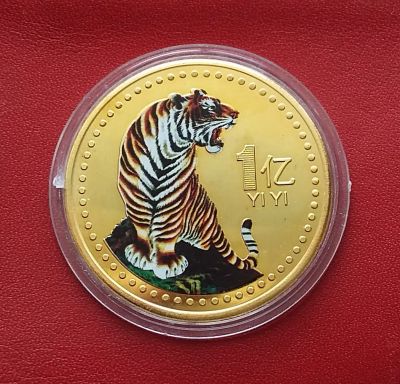 Лот: 20260282. Фото: 1. Монета цветная "Год Тигра" в капсуле. Азия