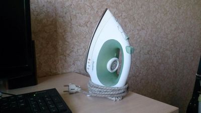 Лот: 9841916. Фото: 1. Утюг Binatone. Утюги, парогенераторы, отпариватели