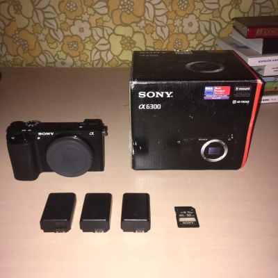 Лот: 12276834. Фото: 1. Sony a6300 + 3 батарейки + 32гб... Цифровые беззеркальные со сменной оптикой