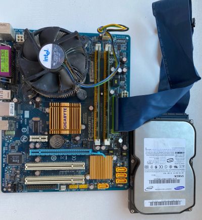 Лот: 18623563. Фото: 1. Матплата (Gigabyte G31M-ES2L... Материнские платы