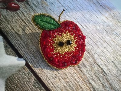 Лот: 13523647. Фото: 1. Брошь "Яблоко" - ручная работа. Бижутерия ручной работы