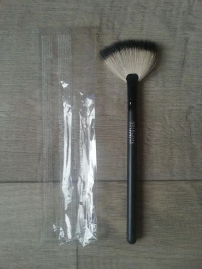 Лот: 7046515. Фото: 1. Веерная кисть для пудры Oriflame... Косметологические, парикмахерские инструменты