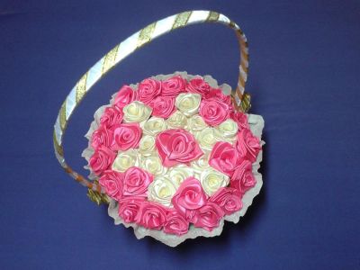 Лот: 4679076. Фото: 1. Корзинка с розами из атласных... Букеты из конфет, игрушек