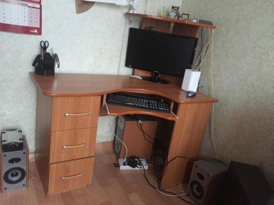 Лот: 7437120. Фото: 1. Продам компьютерный письменный... Компьютерные и письменные столы