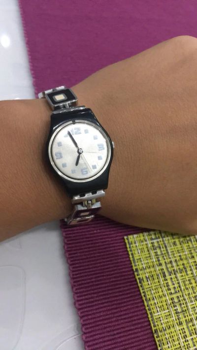 Лот: 12585270. Фото: 1. Часы наручные женские swatch. Оригинальные наручные часы