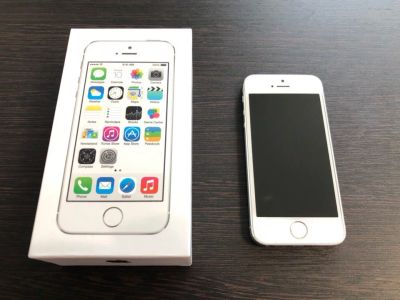 Лот: 11163008. Фото: 1. Iphone 5s 32Gb Silver + 7 чехлов... Смартфоны