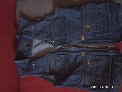 Лот: 14791581. Фото: 1. Мужская джинсовая жилетка с кучей... Другое (мужская одежда)