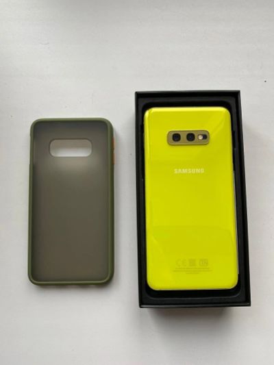 Лот: 15435664. Фото: 1. Samsung Galaxy s10e citrus. Смартфоны