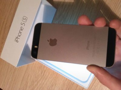 Лот: 8917624. Фото: 1. Iphone 5s space gray. Смартфоны