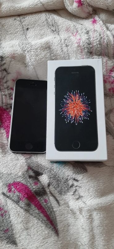 Лот: 15465915. Фото: 1. Продам iPhone se 128 gb Space... Смартфоны