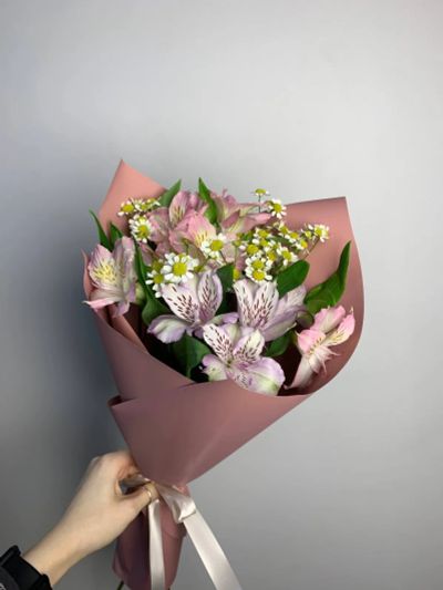 Лот: 25727653. Фото: 1. 10. Букет - комплимент с ромашками... Свежие цветы