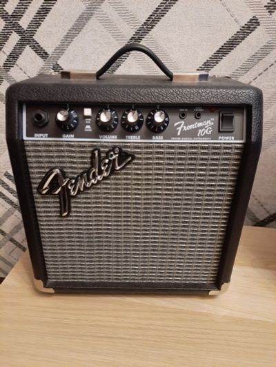 Лот: 19360463. Фото: 1. Fender frontman 10g. Гитарные эффекты и комбоусилители