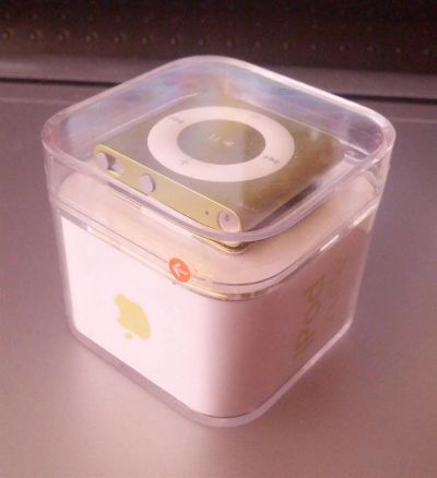 Лот: 3102890. Фото: 1. Apple iPod shuffle 2 gb yellow... Плееры