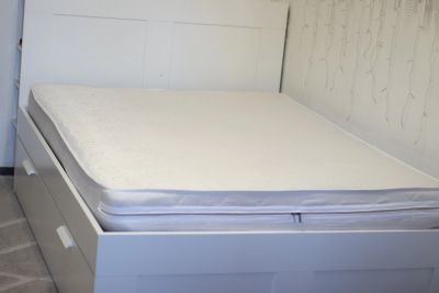 Лот: 15828880. Фото: 1. Кровать с матрасом белая ikea... Кровати