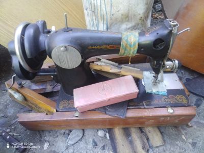 Лот: 20834727. Фото: 1. 2 швейные машины. Нерабочие. Швейная, вязальная