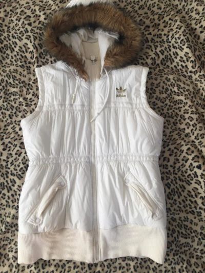 Лот: 9051080. Фото: 1. Женская безрукавка Adidas. Пиджаки, жакеты, жилеты