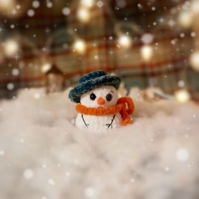 Лот: 20976946. Фото: 1. Вязаная игрушка снеговик. Авторские куклы, игрушки, поделки