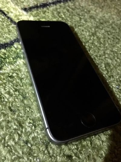 Лот: 10310053. Фото: 1. iPhone se 16гб черный. Смартфоны