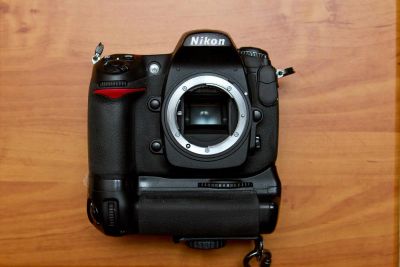 Лот: 3924699. Фото: 1. Nikon D300S + оригинальный батарейный... Цифровые зеркальные