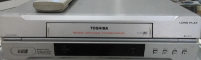 Лот: 4694425. Фото: 1. Видеомагнитофон с пультом Toshiba... Видеомагнитофоны