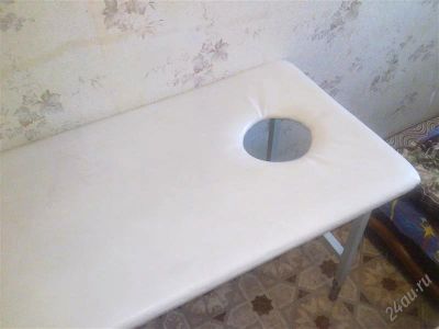 Лот: 974001. Фото: 1. Отличная массажная кушетка с вырезом... Оборудование