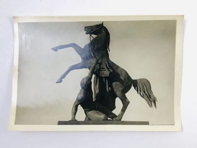 Лот: 23296961. Фото: 1. Ленинград. Скульптура на Аничковом... Открытки, конверты