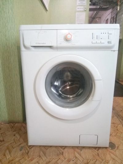 Лот: 18445312. Фото: 1. Стиральная машина Electrolux EWS8012W. Стиральные машины