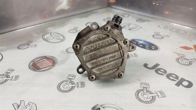 Лот: 23590967. Фото: 1. Насос вакуумный Volvo XC90 D4204T11... Двигатель и элементы двигателя
