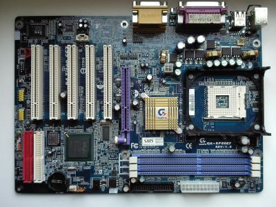 Лот: 3938187. Фото: 1. Материнская плата Gigabyte GA-8PE677. Материнские платы