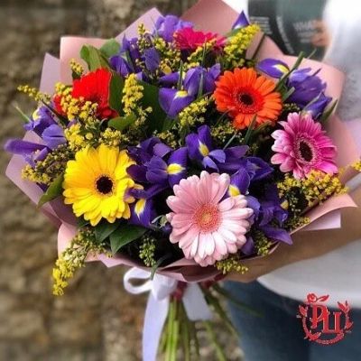 Лот: 15296336. Фото: 1. Чудесный букет - ирисы и герберы. Свежие цветы