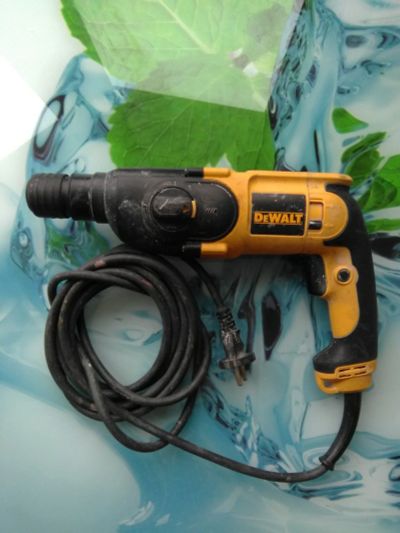 Лот: 12202274. Фото: 1. Перфоратор Dewalt D25013-QS. Электроинструмент