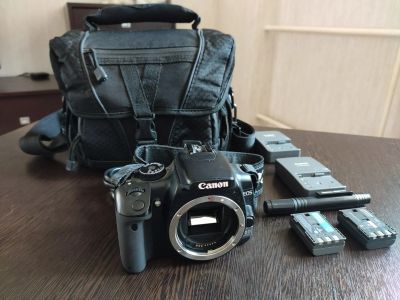 Лот: 17857969. Фото: 1. Зеркальный фотоаппарат Canon EOS... Цифровые зеркальные
