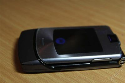 Лот: 2254740. Фото: 1. motorola razr v3i + новая розовая... Кнопочные мобильные телефоны
