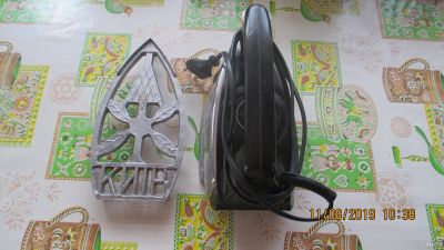 Лот: 14357744. Фото: 1. Утюг паровой из СССР с подставкой... Утюги, парогенераторы, отпариватели