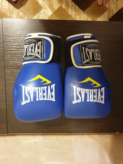 Лот: 15537874. Фото: 1. Перчатки боксерские Everlast 10... Перчатки