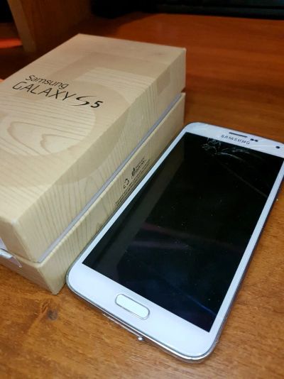 Лот: 11074611. Фото: 1. Samsung galaxy s5 разбит экран. Смартфоны