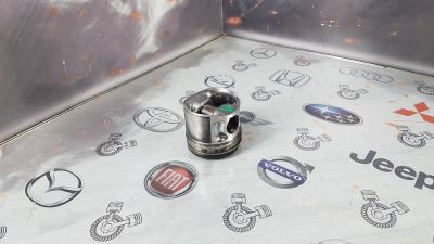 Лот: 23589328. Фото: 1. Поршень Audi A6 AFB 059107066E. Двигатель и элементы двигателя