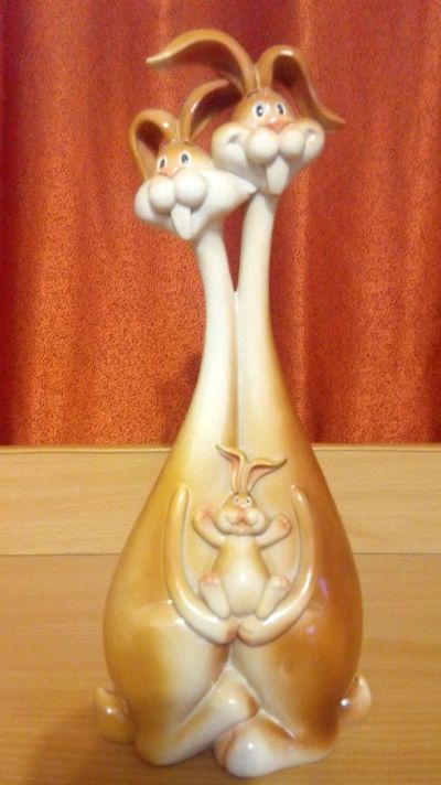 Лот: 10239775. Фото: 1. Статуэтка зайцы. керамика. Фигурки, статуэтки