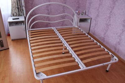 Лот: 4883692. Фото: 1. Кровать двуспальная с двумя тумбочками. Кровати