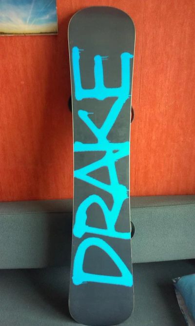 Лот: 3759924. Фото: 1. Сноуборд с креплениями Drake новый. Сноуборды
