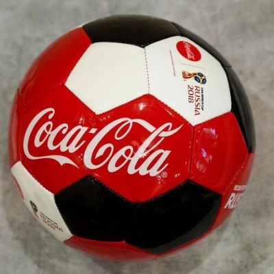 Лот: 12070304. Фото: 1. Футбольный мяч от Coca-Cola. Мячи, ракетки, шайбы, клюшки