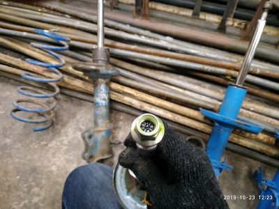 Лот: 15305048. Фото: 1. Картриджи KYB AGX стоят в стаканах... Другое (автозапчасти)