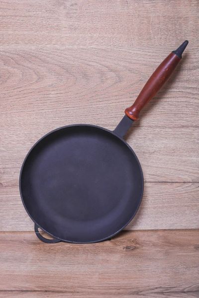 Лот: 11360598. Фото: 1. Сковорода чугунная d260 с деревянной... Сковороды и сотейники