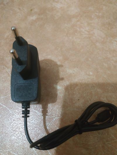 Лот: 12305665. Фото: 1. Сетевое зарядное устройство microUSB... Зарядные устройства, блоки питания, адаптеры сетевые для смартфонов