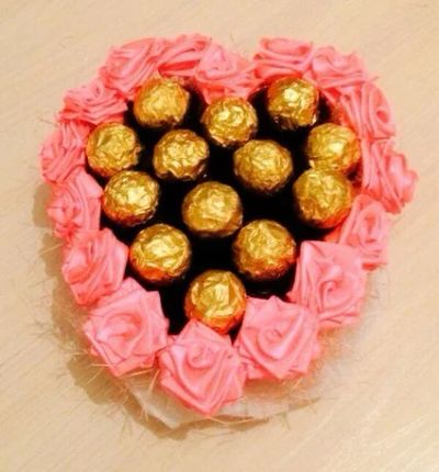 Лот: 6135738. Фото: 1. Композиция (букет) из конфет... Букеты из конфет, игрушек